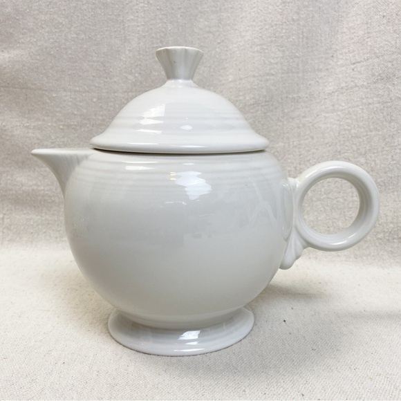 Vintage 1980s White Fiesta Ware Teapot, Homer Laughlin, USA, 5 cup capacity - Picture 1 of 8